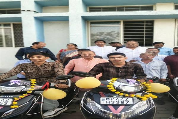 मुख्यमंत्री स्कूटी योजना के तहत 37 विद्यार्थियों को मिली स्कूटी
