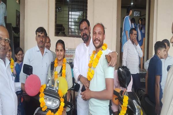 विकासखंड स्तरीय स्कूटी वितरण कार्यक्रम में 36 विद्यार्थियों को मिली स्कूटी