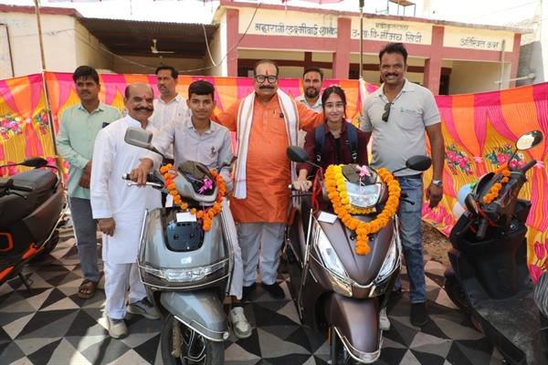 मुख्यमंत्री निःशुल्क स्कूटी योजना के तहत नीमच विकासखंड के 39 विद्यार्थियों को मिली स्कूटी