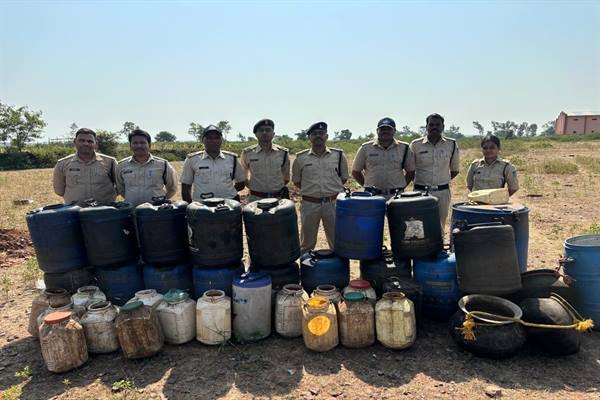 अवैध मदिरा के निर्माण, संग्रहण एवं विक्रय के विरुद्ध आबकारी विभाग एवं पुलिस की संयुक्त कार्रवाई