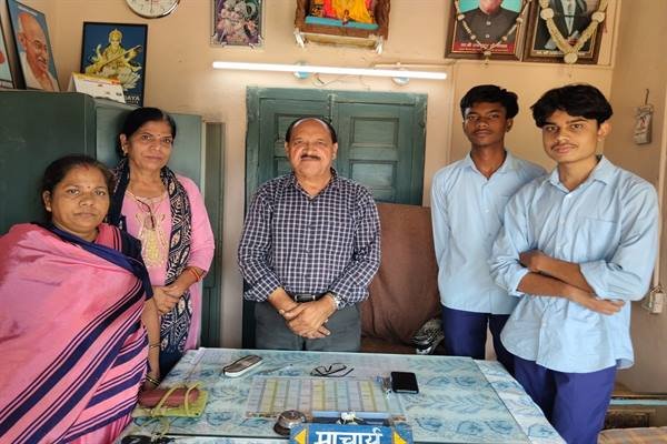 मतदाता सूची में पात्र मतदाताओं के नाम जोड़ने मतदान केंद्रों पर विशेष कैंप आयोजित