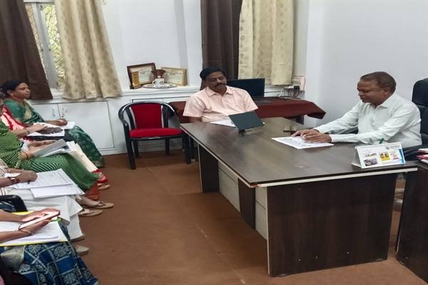 विभागीय योजनाओं का लाभ पात्र हितग्राहियों को समय-सीमा में दिलाएं : संभागीय संयुक्त संचालक