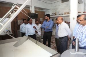 मुख्यमंत्री जनविश्वास अभियान के तहत कलेक्टर ने दुग्ध सहकारी समिति का किया निरीक्षण