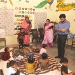 बच्चों के बीच बैठकर कलेक्टर ने परखी पूर्व प्राथमिक शिक्षा की गुणवत्ता