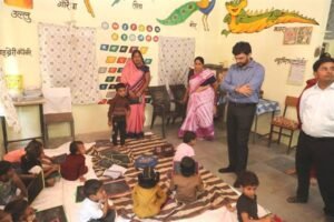 बच्चों के बीच बैठकर कलेक्टर ने परखी पूर्व प्राथमिक शिक्षा की गुणवत्ता