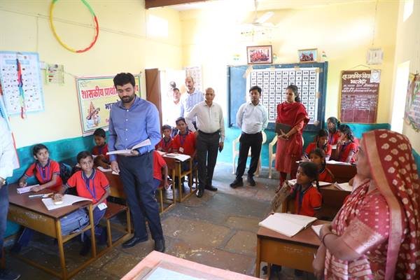कलेक्टर ने भाटखेड़ी के शासकीय विद्यालयों का निरीक्षण कर शिक्षण व्यवस्था का लिया जायजा