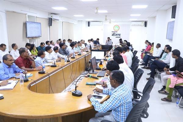 कलेक्टर ने समय-सीमा बैठक में विभागीय कार्यों की समीक्षा कर दिए सख्त निर्देश