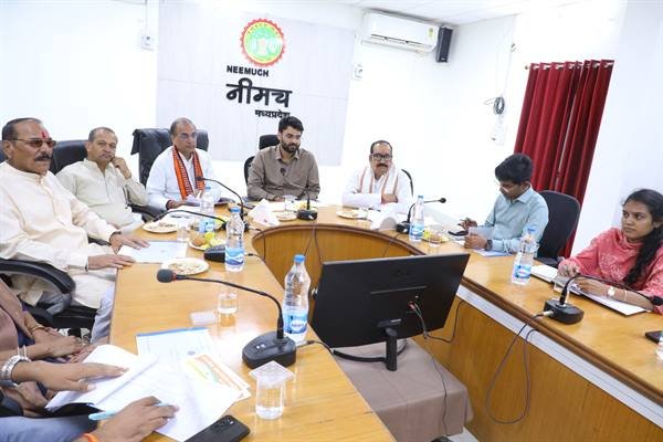 कलेक्टर की अध्यक्षता में जिला जल उपयोगिता समिति की बैठक संपन्न