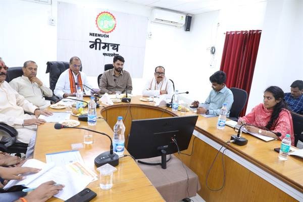 कलेक्टर की अध्यक्षता में जिला जल उपयोगिता समिति की बैठक संपन्न