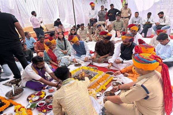 विजयादशमी पर पुलिस लाइन कनावटी में वैदिक मंत्रोच्चार के साथ संपन्न हुआ शस्त्र पूजन