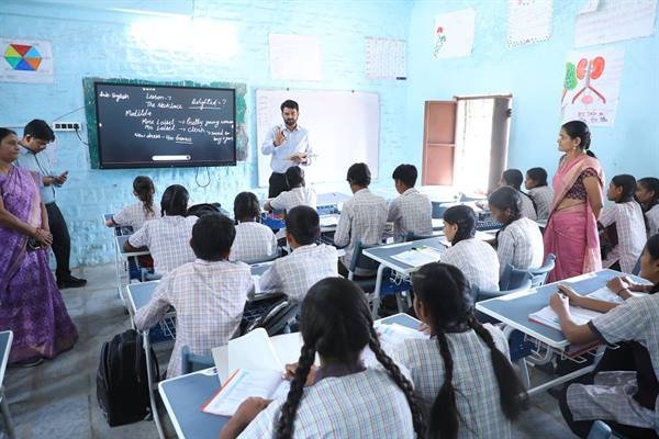 मुख्यमंत्री जनविश्वास अभियान के तहत कलेक्टर ने शासकीय हाई स्कूल जवासा का किया निरीक्षण