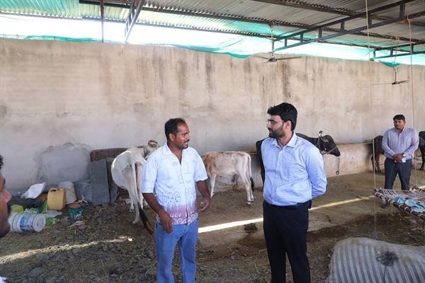 कलेक्टर ने मुख्यमंत्री जनविश्वास अभियान के तहत जवासा में कस्टम हायरिंग केंद्र का किया निरीक्षण