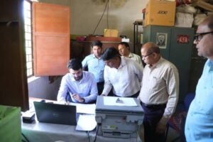 मुख्यमंत्री जन विश्वास अभियान के तहतकलेक्टर ने सहकारी संस्था सावन में खाद स्टॉक का किया निरीक्षण