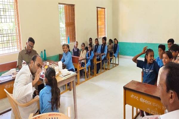 माध्यमिक विद्यालय बर्डिया जागीर में आयुर्वेदिक चिकित्सा शिविर संपन्न