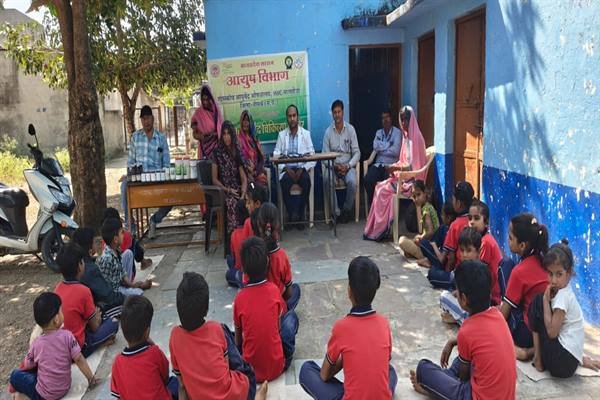 शासकीय प्राथमिक विद्यालय मालाहेड़ा में आयुर्वेदिक चिकित्सा शिविर आयोजित