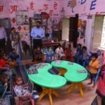 आंगनवाड़ी केंद्र में दलिया चखकर कलेक्टर ने परखी पोषण आहार की गुणवत्ता