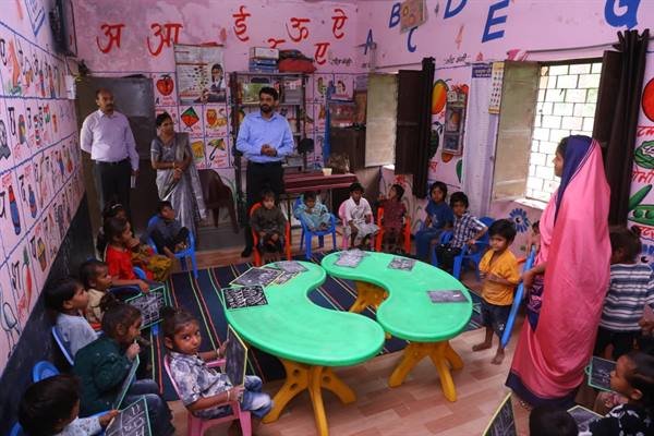 आंगनवाड़ी केंद्र में दलिया चखकर कलेक्टर ने परखी पोषण आहार की गुणवत्ता