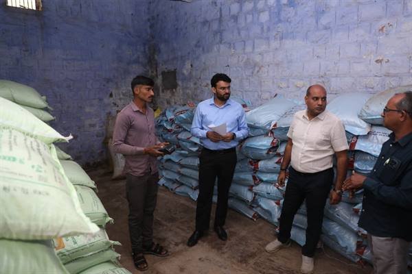 कलेक्टर ने सहकारी संस्था शहनातलाई में खाद स्टॉक का किया निरीक्षण