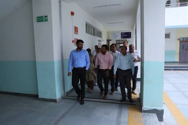 कलेक्टर ने सांदीपनि विद्यालय पहुंचकर कार्यों की प्रगति एवं गुणवत्ता का लिया जायजा