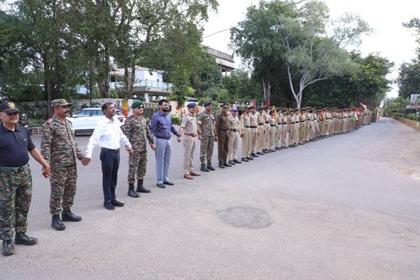 लौह पुरुष सरदार पटेल की 151वीं जयंती पर कलेक्टर एवं एसपी ने प्रतिमा पर किया माल्यार्पण