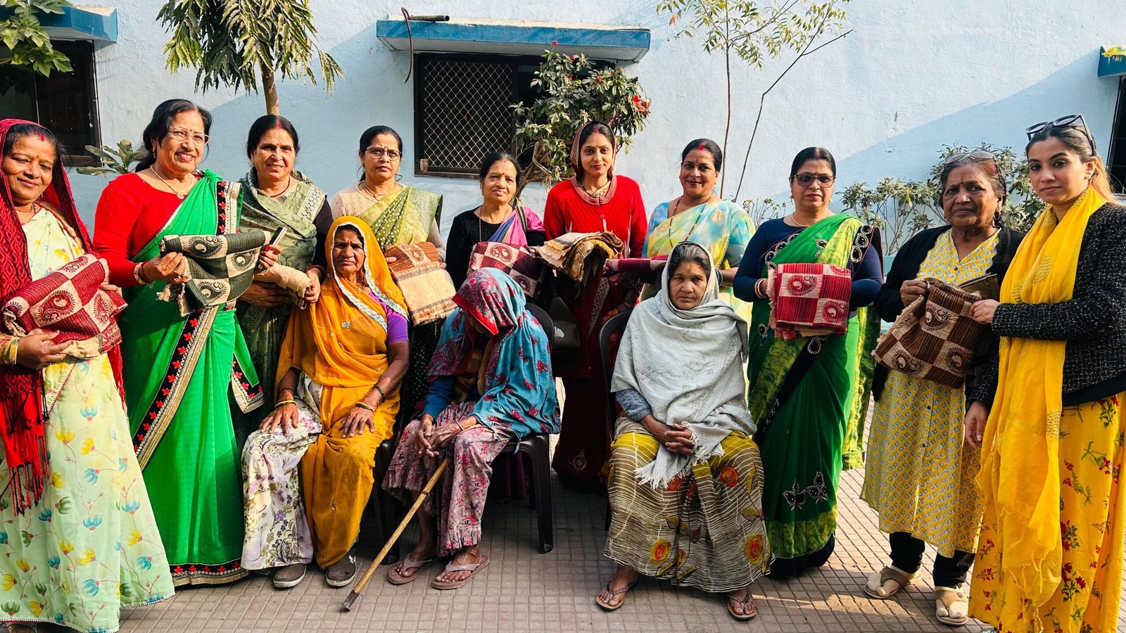 नववर्ष से पहले सेवा की मिसाल: श्याम गोपाल भजन मंडल ने वृद्धजनों और प्रसूताओं को बांटे शॉल