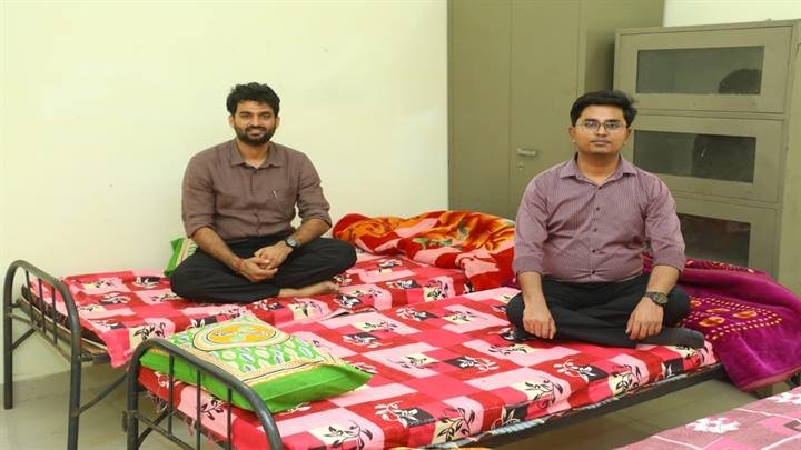 कलेक्टर श्री हिमांशु चंद्रा ने रात्रि चौपाल के बाद ग्राम टामोटी में किया रात्रि विश्राम, अधिकारियों ने छात्रावास भवन में गुजारी रात