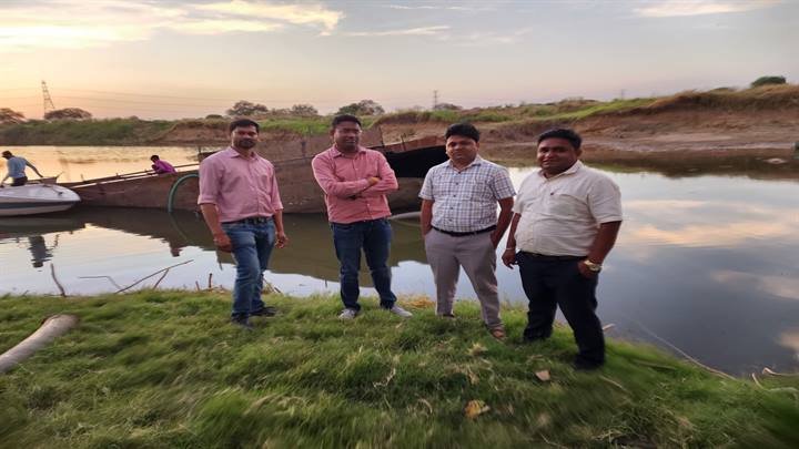 खानखेड़ी में अवैध रूप से संचालित 4 नावों का विनष्टीकरण