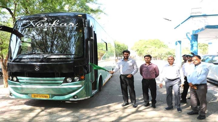 कलेक्टर ने दिखाई हरी झंडी: अधिकारियों संग बस में सवार होकर कोज्या रात्रि चौपाल के लिए हुए रवाना