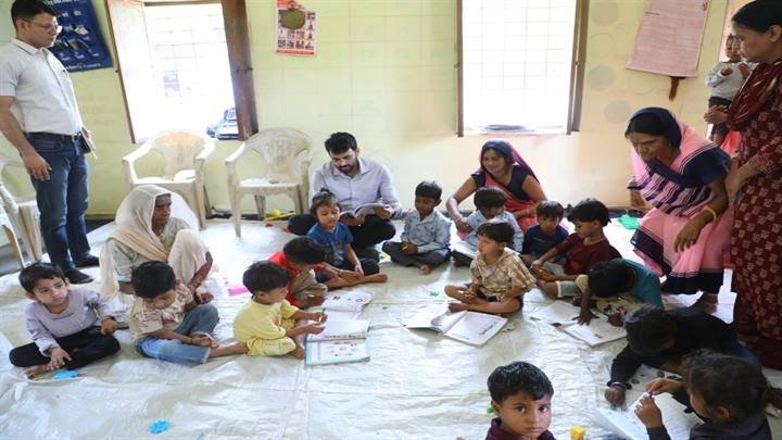 कलेक्टर ने जावी की आंगनवाड़ी में बच्चों के बीच बैठकर परखी