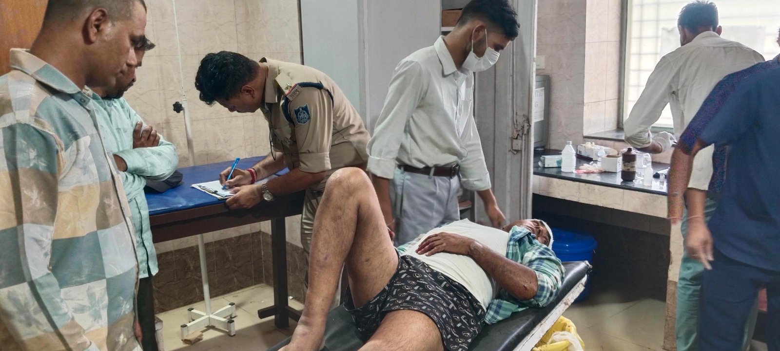 पुरानी रंजिश में युवक पर जानलेवा हमला, 8 से 10 आरोपियों ने लाठी-डंडों व धारदार हथियार से किया वार, गंभीर अवस्ता में जिला अस्पताल भर्ती, उपचार जारी