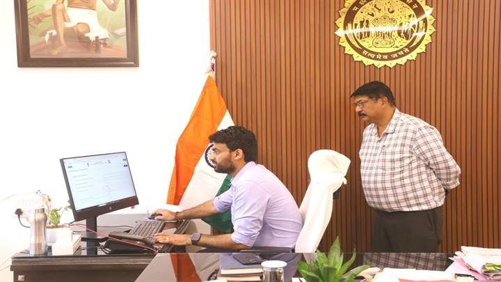 कलेक्टर श्री हिमांशु चंद्रा ने स्व-गणना पोर्टल पर स्वयं भरा अपना जनगणना फॉर्म