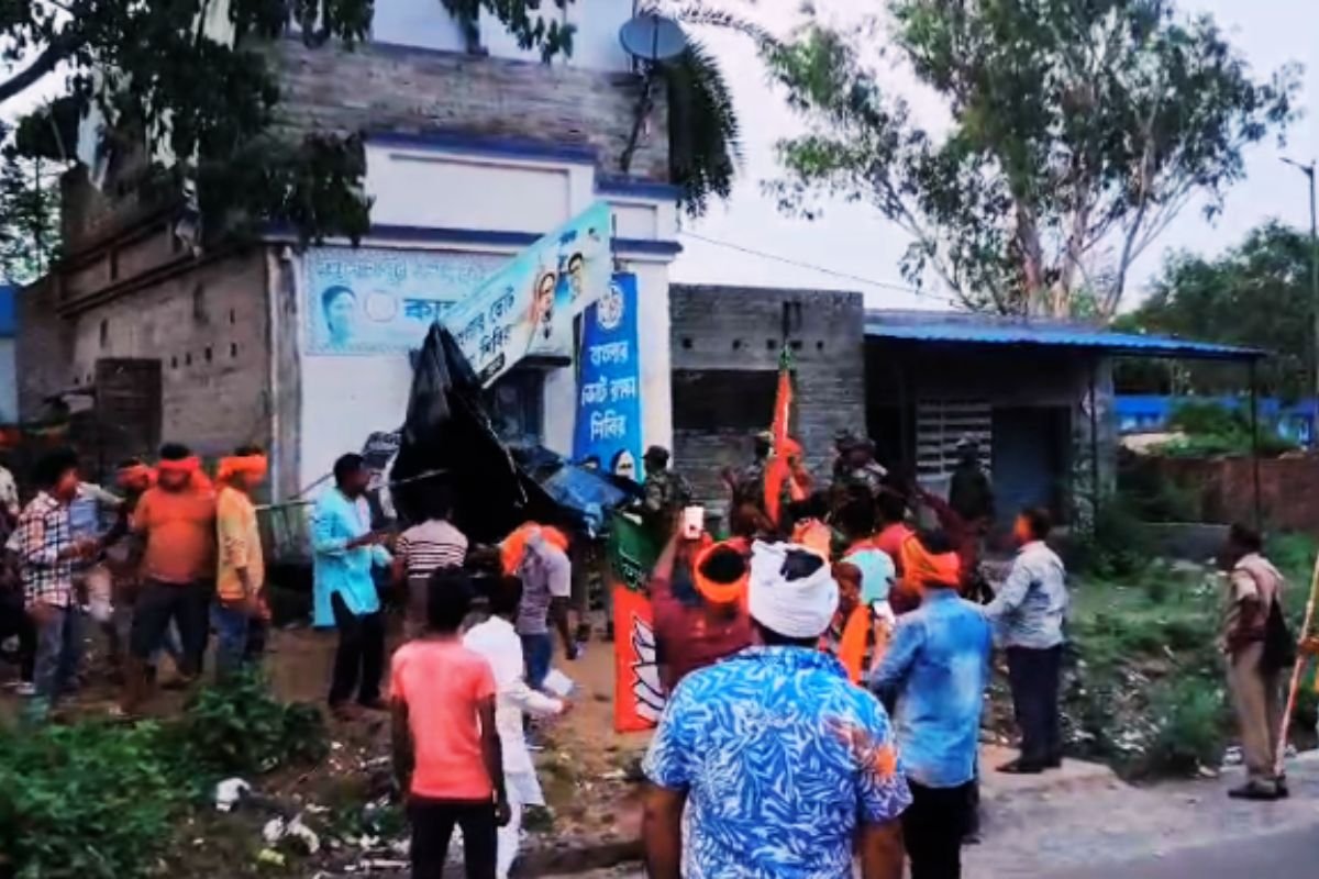 रघुनाथपुर में तृणमूल कार्यालय पर भाजपा कार्यकर्ताओं का हमला, बैनर फाड़े, कैंप कार्यालय पर भी किया अटैक