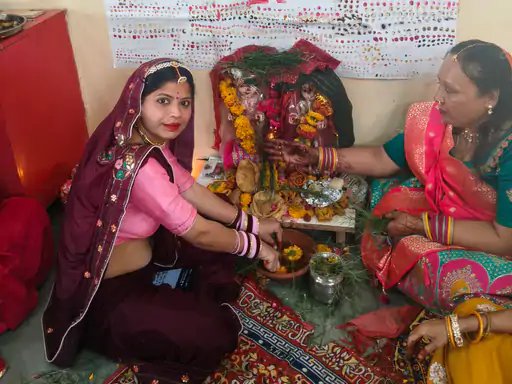 जावद में महिलाओं ने ईशर-गणगौर की पूजा की, गेहूं और चने की 'घुघरी' का भोग लगाया, गोर-गोर गोमती, ईसर पूजे पार्वती गाया