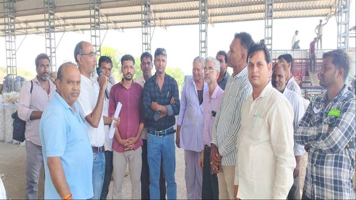 जीरन कृषि उपज मंडी में लहसुन उत्पादक किसानों से वैज्ञानिकों ने किया संवाद