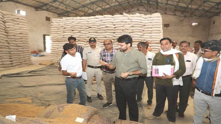 कलेक्‍टर श्री चंद्रा ने किया गेहूं उपार्जन केंद्र का निरीक्षण