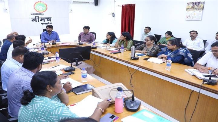 प्रधानमंत्री बीमा योजनाओं और अटल पेंशन योजना का हितग्राहियों को लाभ दिलाए-श्री चंद्रा