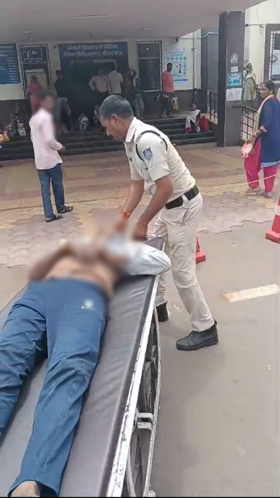नीमच के थाना बघाना में अज्ञातकारणों से अवसादग्रस्त 35 वर्षीय व्यक्ति ने किया जहरीले पदार्थ का सेवन, डायल-112 जवानों ने समय पर पहुँचाया अस्पताल