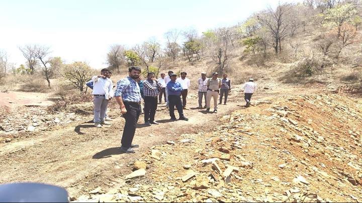 कलेक्टर श्री हिमांशु चंद्रा ने ग्राम सांडा में तालाब व स्टॉप डेम निर्माण कार्यों का किया निरीक्षण