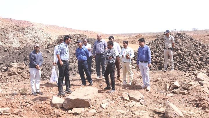 कलेक्टर श्री हिमांशु चंद्रा ने जेतपुरा में 33 लाख रुपये की लागत से निर्माणाधीन अमृत सरोवर का निरीक्षण किया