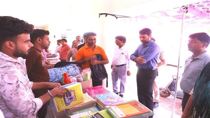 नीमच में तीन दिवसीय पुस्तक मेले का भव्य शुभारंभ,पहले ही दिन उमड़ी पालकों की भीड़