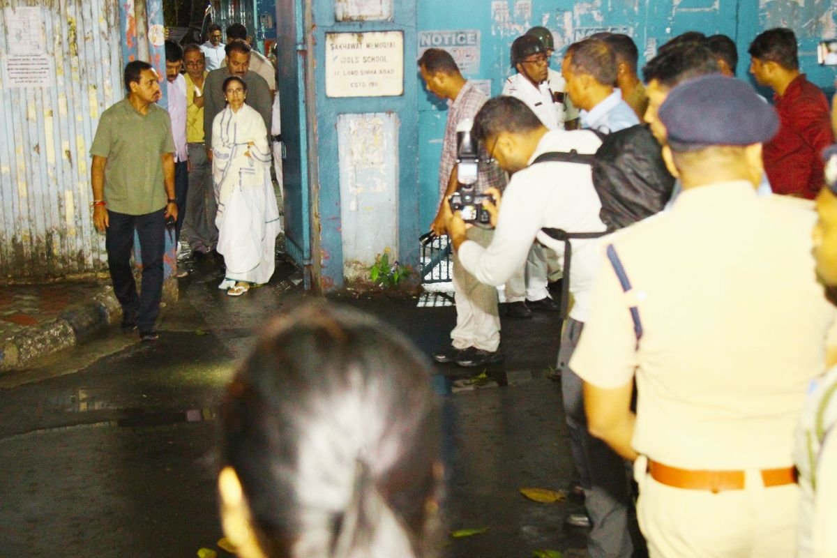 भवानीपुर में स्ट्रांग रूम में आधी रात तक डटी रहीं ममता बनर्जी, बोलीं- जनता का वोट लूटा तो खैर नहीं, सुरक्षा बल अलर्ट