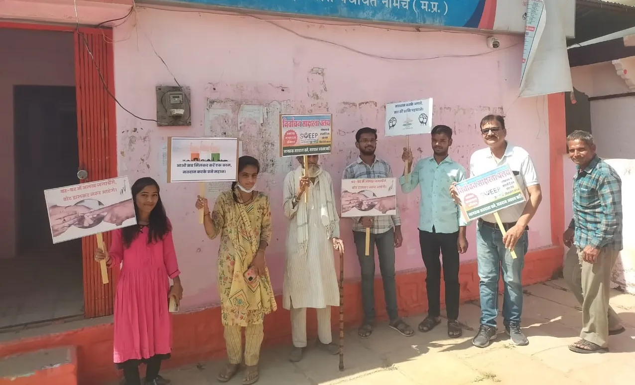  बालिका आकांक्षा ने घर घर पहुंच कर दिया मतदाता जागरुकता का संदेश 