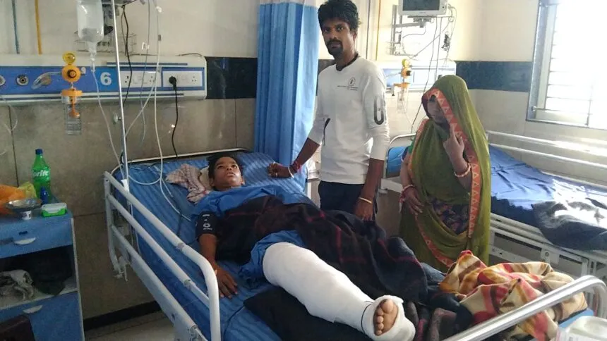 कार बाइक की जोरदार भिड़ंत,घटना में पिता पुत्र गंभीर घायल,उपचार जारी,पीड़ितों ने की कार्यवही की मांग