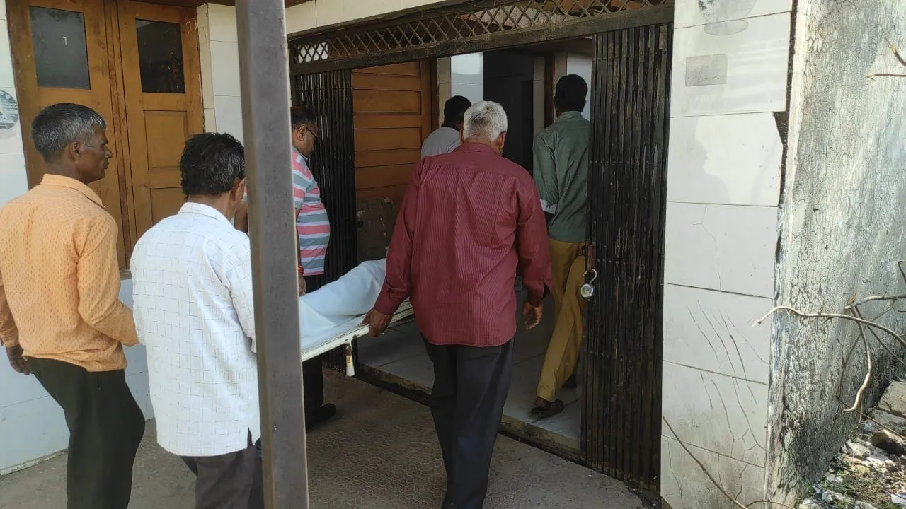 युवक ने नशे की हालत में तालाब में लगाई छलांग, किया रेस्क्यू, 20 घंटे बाद मिली लाश, जिला अस्पताल में करवाया पीएम