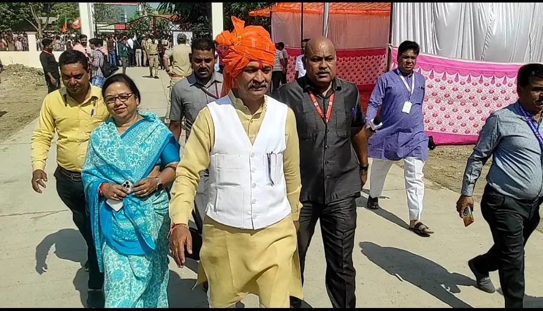 जावद भाजपा प्रत्याशी ओमप्रकाश सकलेचा ने समर्थकों के साथ आकर अपना नामांकन दाखिल किया