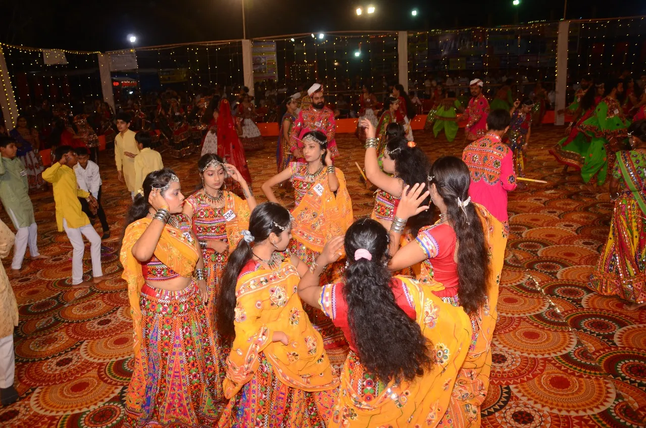 डायमं रोटरी डांडिया आयोजन – एक से बढ़कर एक गरबा नृत्य शैली ने मोह लिया दर्शकों का मन