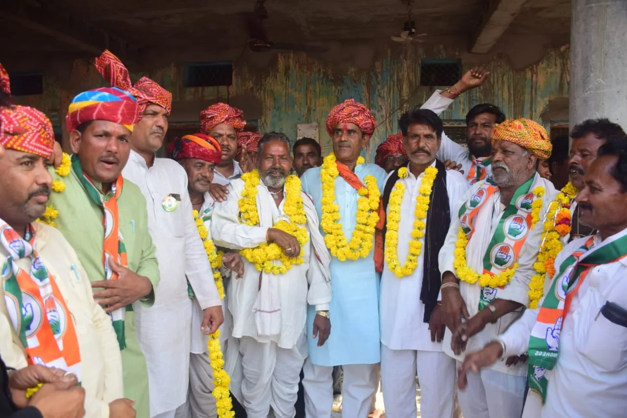 कांग्रेस प्रत्याशी उमरावसिंह गुर्जर ने लसुडी तंवर से मांगरोल चक तक जनसंपर्क के दौरान ग्रामीणों से जनसंवाद करते हुए नुक्कड़ सभा की