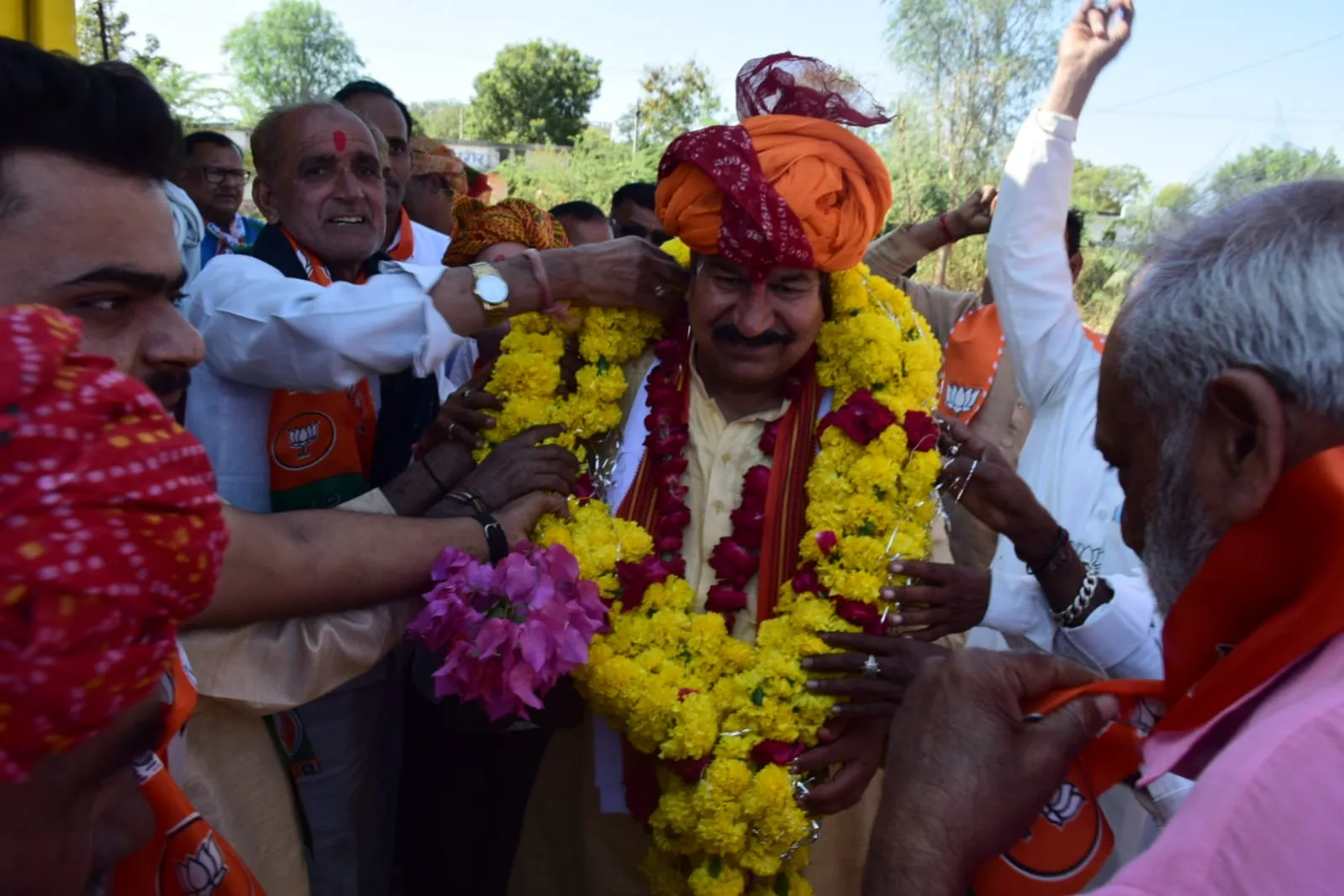 उत्तर मंडल मे बापू का तूफानी जनसंपर्क, बोले चौथी बार फिर आपका आशीर्वाद लेने आया हूँ उत्तर मंडल मे बापू का तूफानी जनसंपर्क, बोले चौथी बार फिर आपका आशीर्वाद लेने आया हूँ