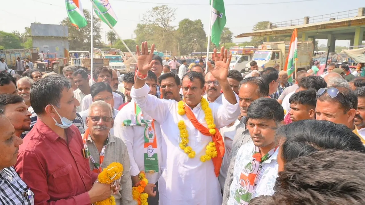 जब सरकारी तंत्र व्यापारी वर्ग पर हावी हो रहा था, जब श्रमिक वर्ग को परेशानियों का सामना करना पड़ा, जब किसान शोषण का शिकार हो रहे थे, तब इन सभी वर्गों ने सत्ताधारी भाजपा के जनप्रतिनिधियों के हाथ जोड़े लेकिन किसी के कान पर जूं नहीं रेंगी- उमरावसिंह गुर्जर