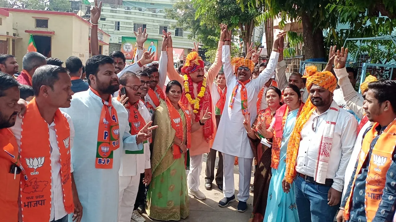 एक तरफ भाजपा के देव दुर्लभ कार्यकर्ता है तो दूसरी तरफ कांग्रेस से यह वही कांग्रेस से जिसने अनेक लोकतंत्र सेनानियों को जेल में डाल दिया था- दिलीपसिंह परिहार